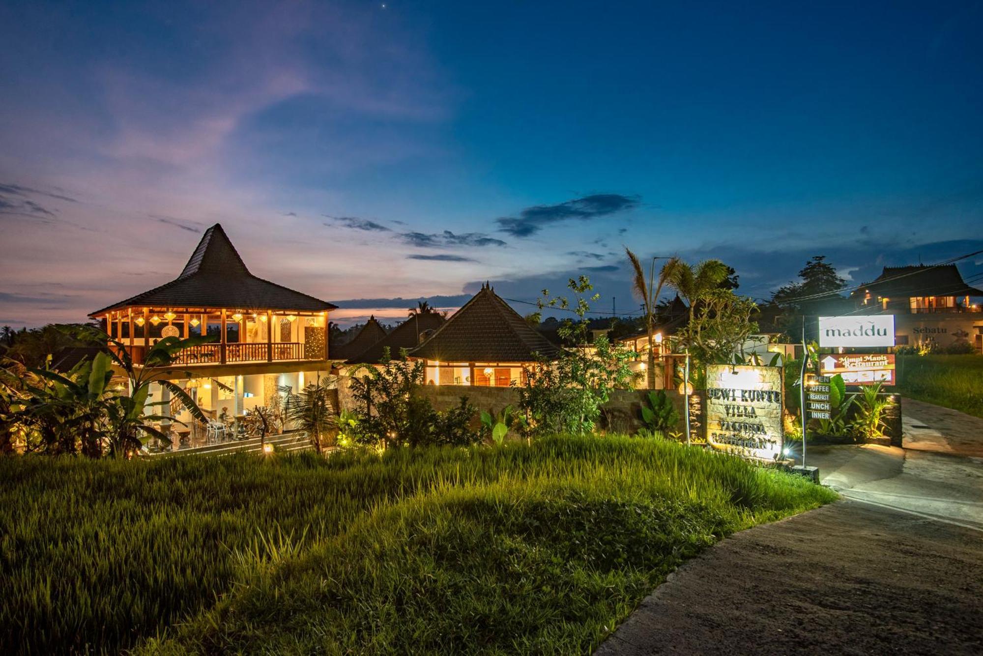 Dewi Kunti Villa テガララン エクステリア 写真