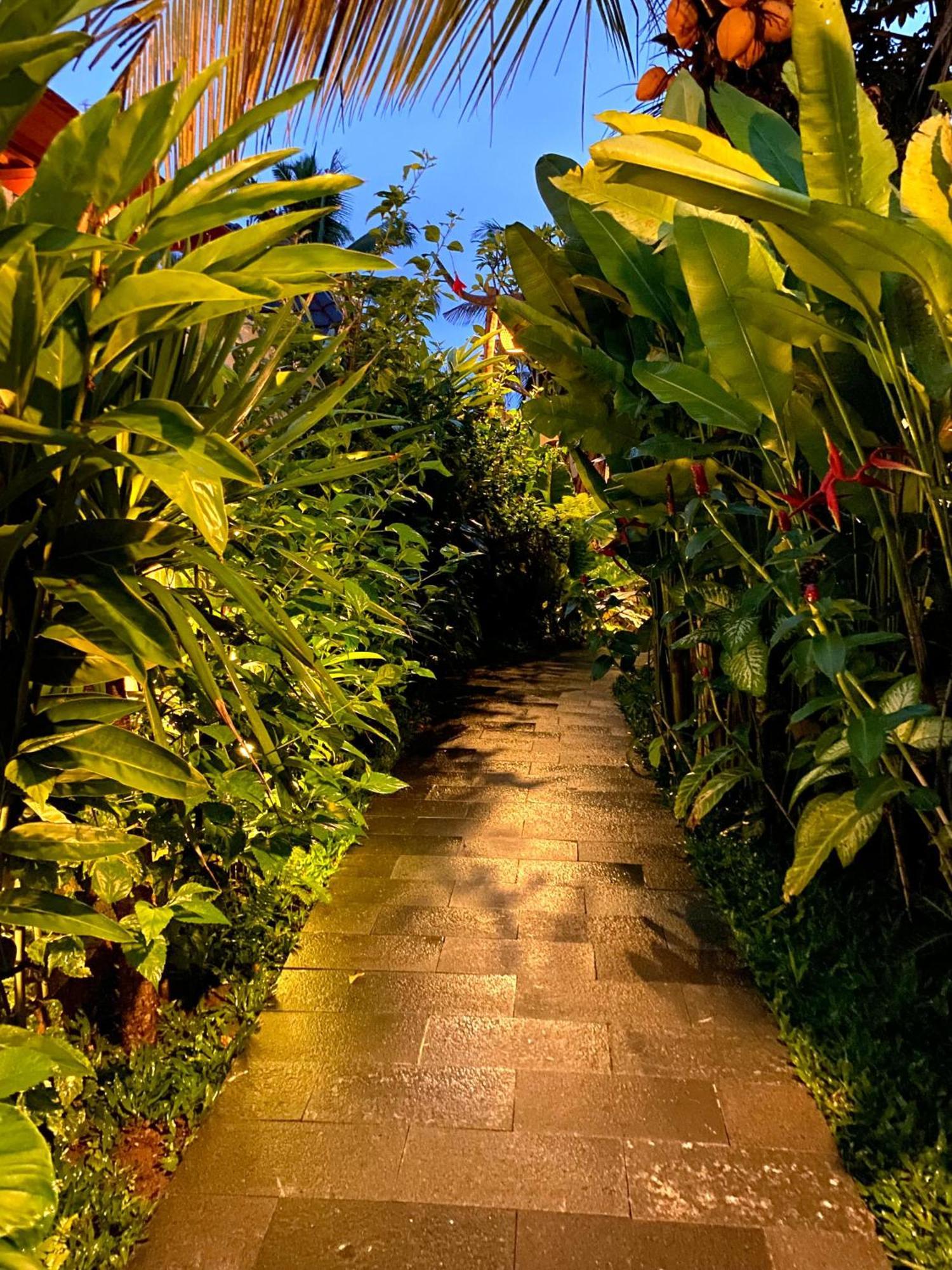 Dewi Kunti Villa テガララン エクステリア 写真