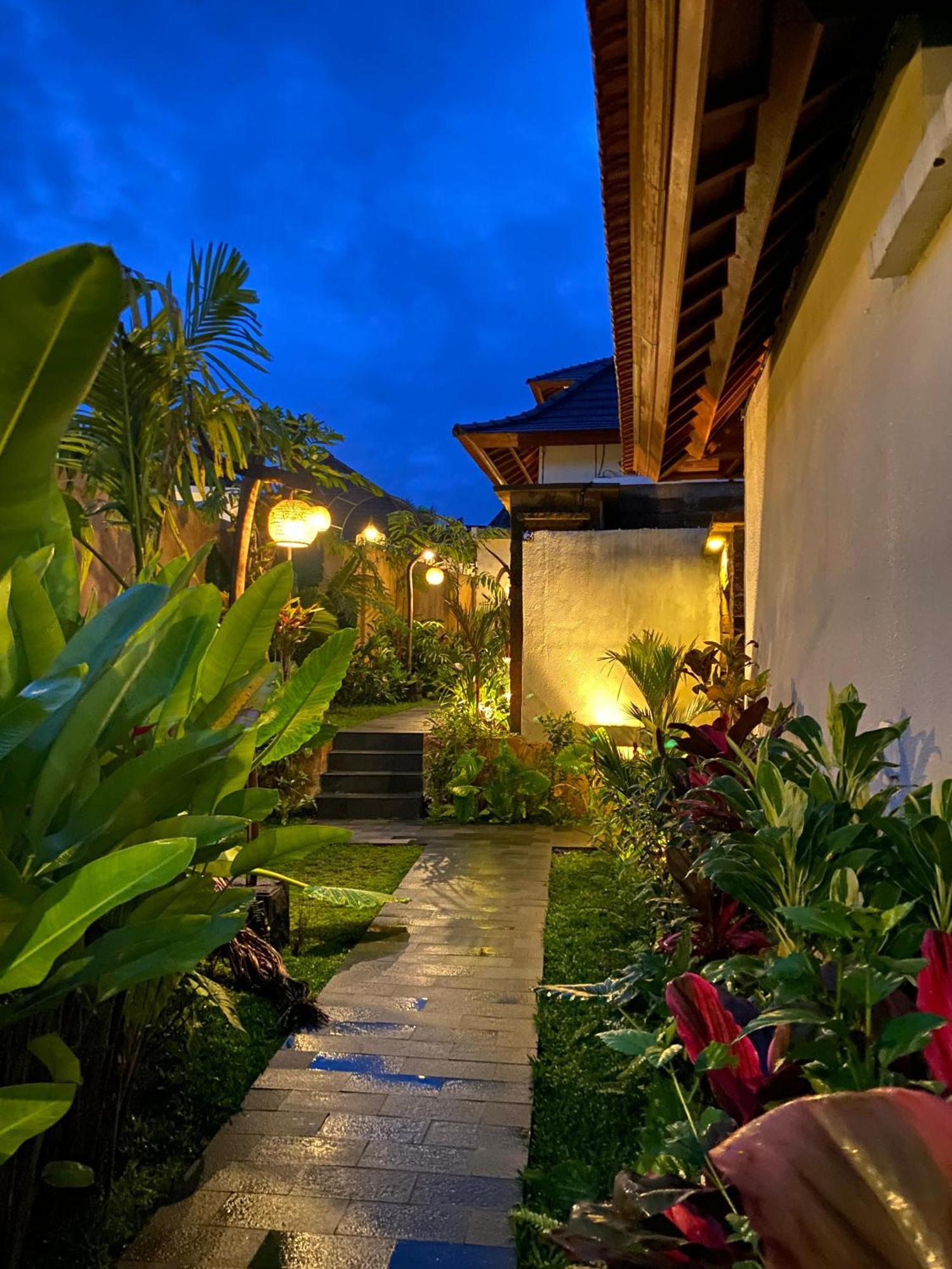 Dewi Kunti Villa テガララン エクステリア 写真